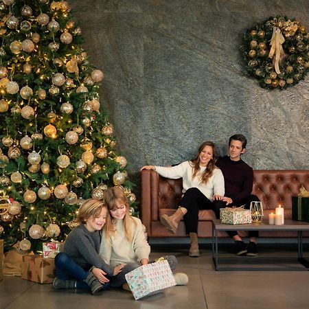 Mk Hotel Tirana Rinas Exterior foto The 2019 Christmas tree at the Four Seasons Hotel