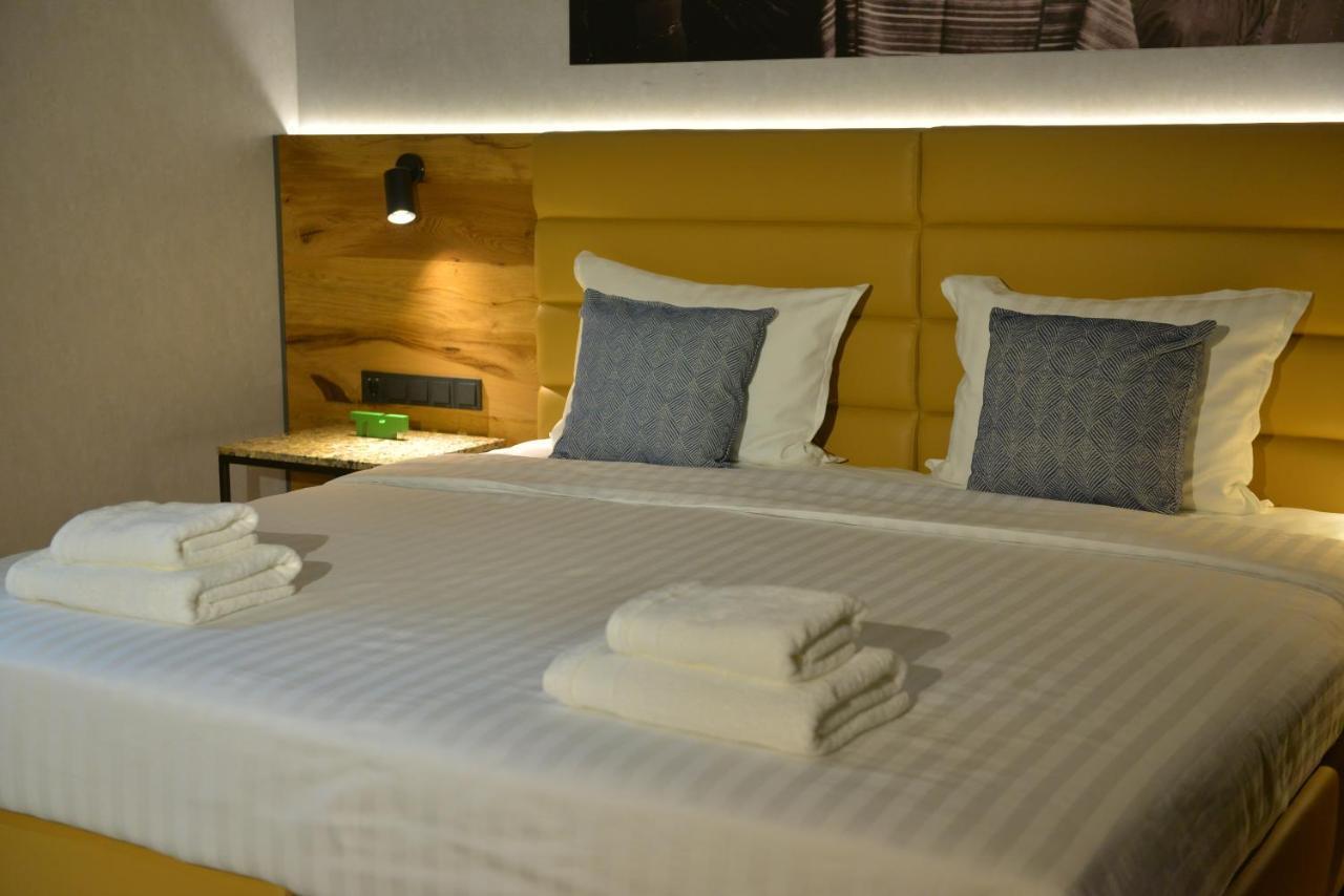 Mk Hotel Tirana Rinas Exterior foto A bed with a headboard