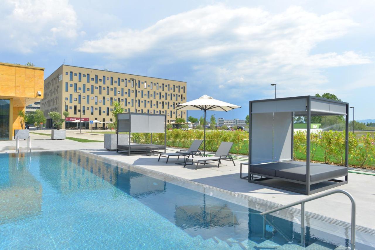 Mk Hotel Tirana Rinas Exterior foto The swimming pool at the hotel