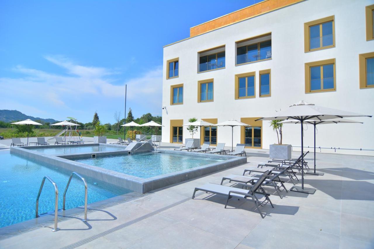 Mk Hotel Tirana Rinas Exterior foto The outdoor pool