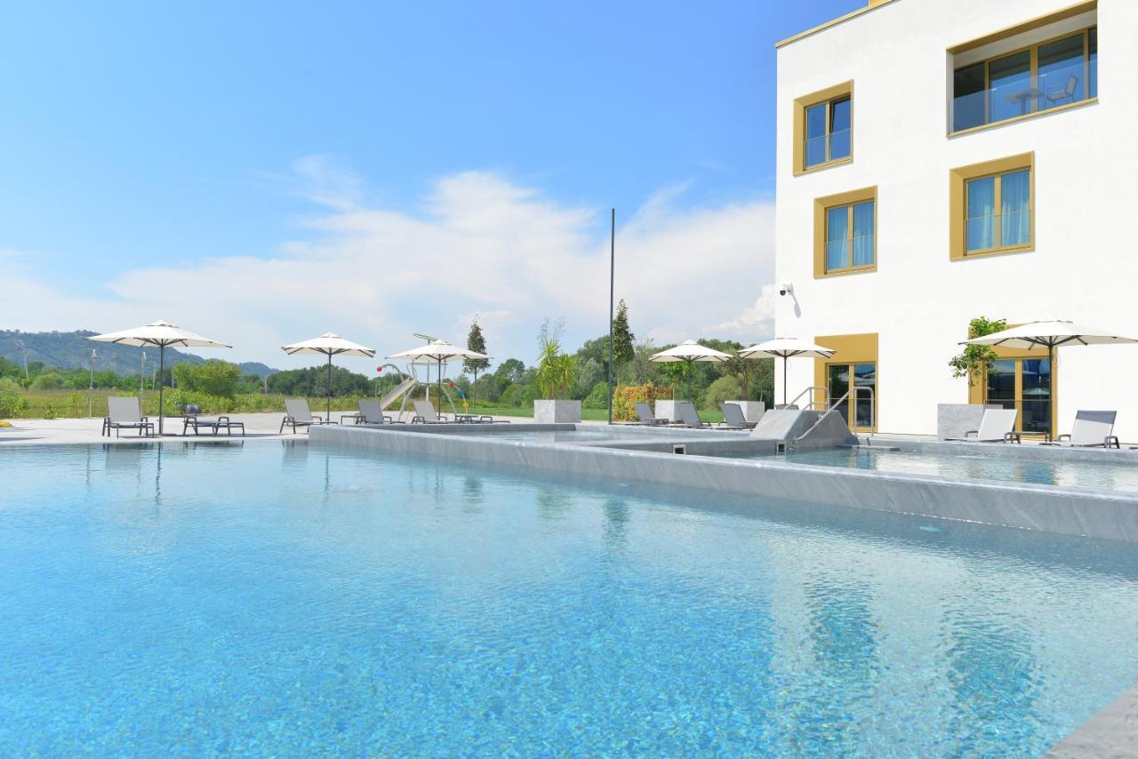 Mk Hotel Tirana Rinas Exterior foto The outdoor pool at the Hotel