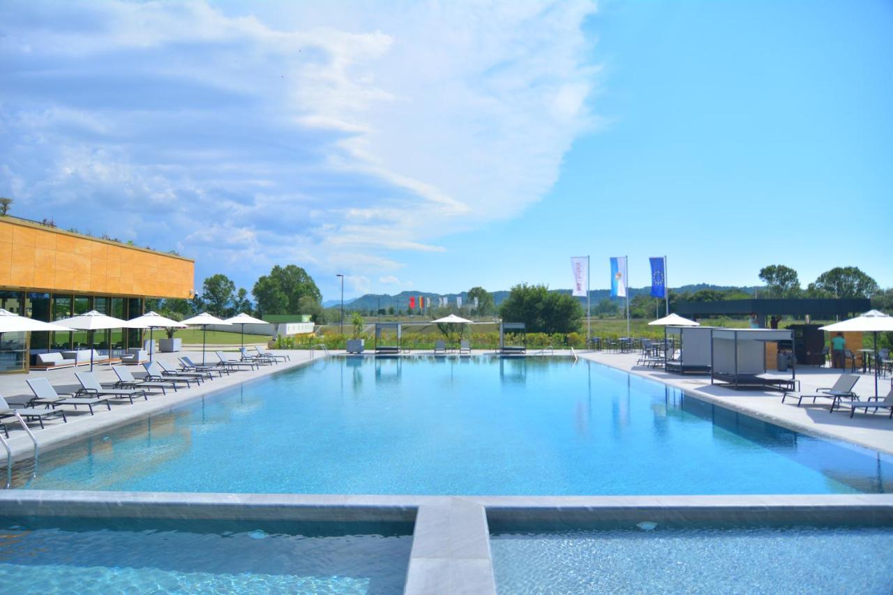 Mk Hotel Tirana Rinas Exterior foto The swimming pool at the complex