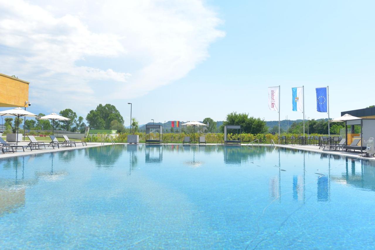 Mk Hotel Tirana Rinas Exterior foto The swimming pool at the resort