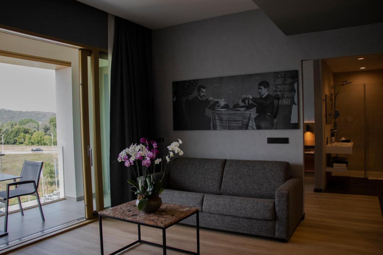 Mk Hotel Tirana Rinas Exterior foto A room at the Hotel
