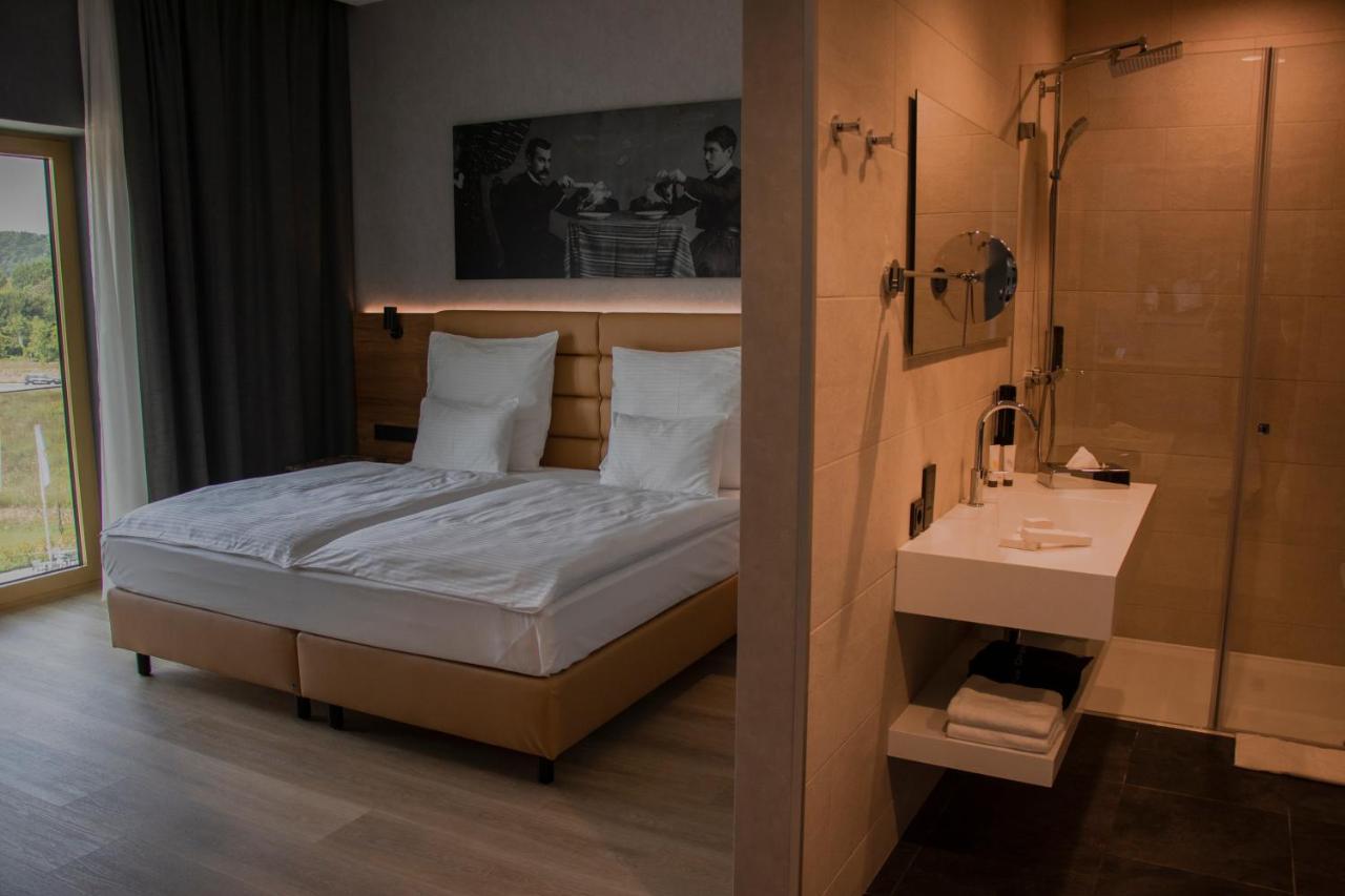 Mk Hotel Tirana Rinas Exterior foto A room at the hotel