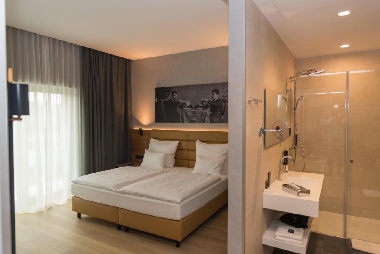 Mk Hotel Tirana Rinas Exterior foto A room at the hotel