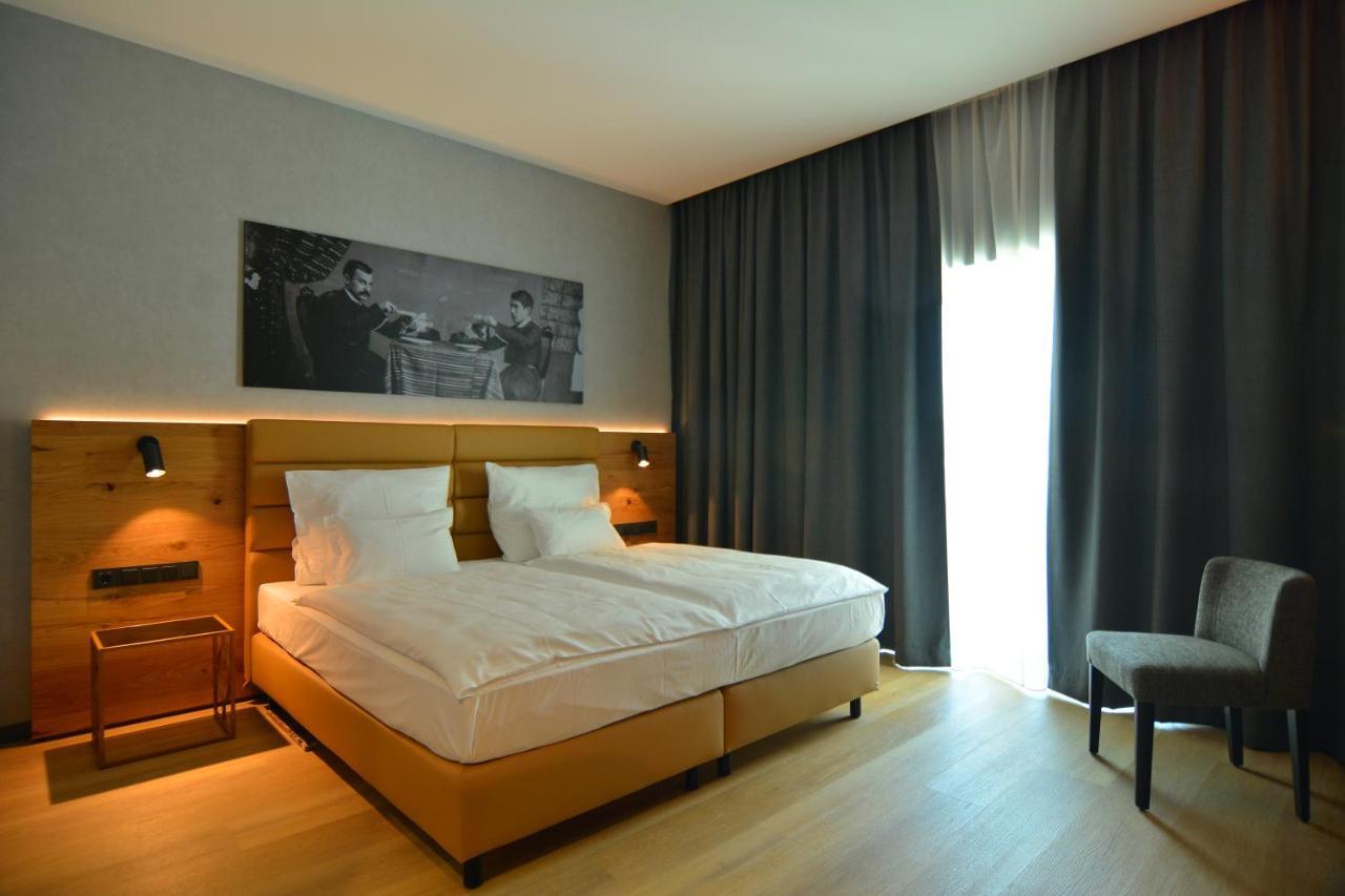 Mk Hotel Tirana Rinas Exterior foto A room at the Hotel de la Poste