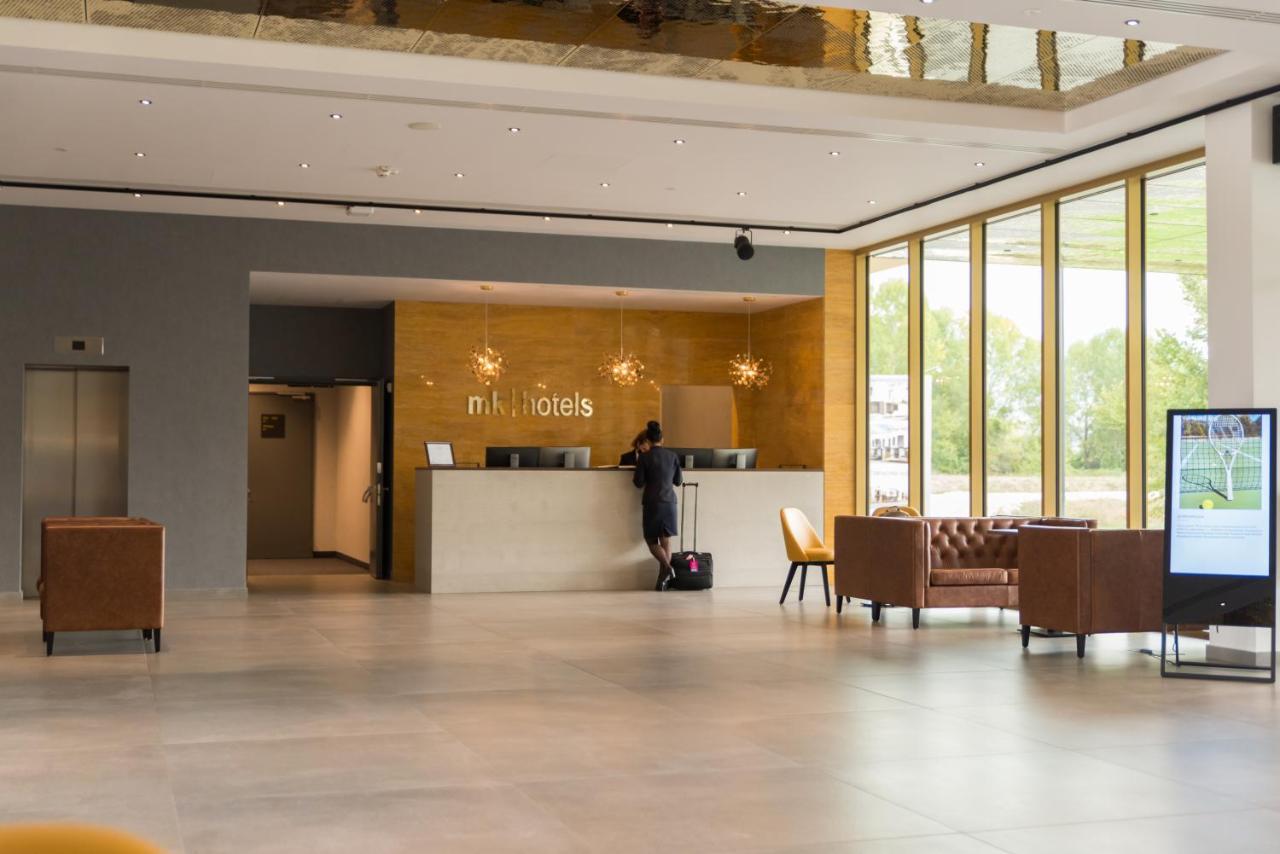 Mk Hotel Tirana Rinas Exterior foto Lobby of M Hotel