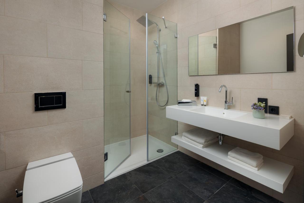 Mk Hotel Tirana Rinas Exterior foto A modern bathroom