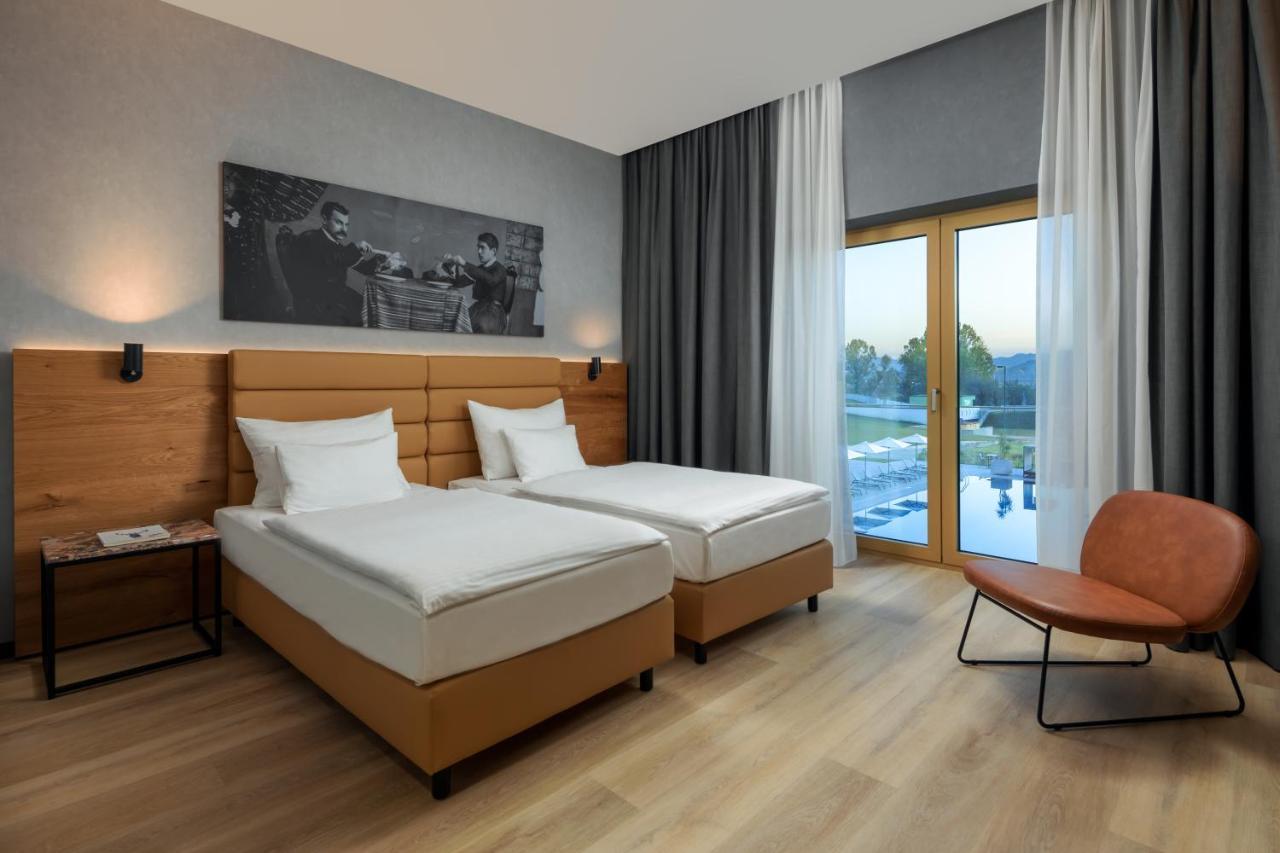 Mk Hotel Tirana Rinas Exterior foto A room at the hotel